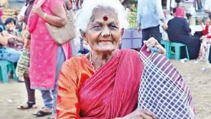 బీచ్ లో కర్చీఫ్ లు అమ్ముకుంటున్న సీనియర్ నటి!