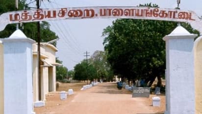 பாளையங்கோட்டை மத்திய சிறையில் அதிரடிசோதனை.. செல்போன், சிம்கார்டு பறிமுதல்..!