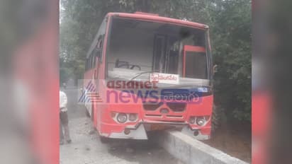 కమ్మిన పొగమంచు: తృటిలో తప్పిన బస్సు ప్రమాదం