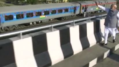 ಖಾಲಿ ರೈಲಿನೆಡೆಗೆ ಕೈಬೀಸಿ ಕ್ಯಾಮೆರಾಗೆ ಪೋಸ್ ಕೊಟ್ಟ ಮೋದಿ?