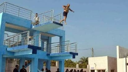 70 साल के केन्द्रीय मंत्री ने 20 फुट की उंचाई से लगा दी छंलाग वीडियो हुआ वायरल