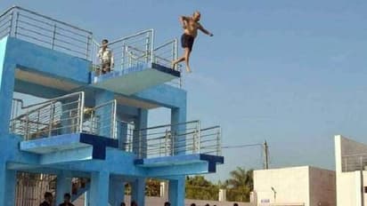 20 ಅಡಿ ಎತ್ತರದಿಂದ ಕೆಳಗೆ ಜಿಗಿದ 70 ವರ್ಷದ ಕೇಂದ್ರ ಮಂತ್ರಿ!: ವಿಡಿಯೋ ವೈರಲ್!