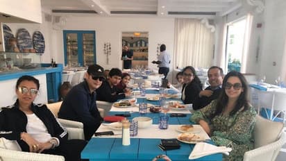 ఖాతాలు ఫ్రీజ్: ఫ్యామిలీతో సరదాగా మహేష్ బాబు