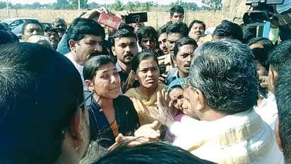 ಕಾರು ತಡೆದ ಮಹಿಳೆಯರ ವಿರುದ್ಧ ಸಿದ್ದು ಗರಂ!