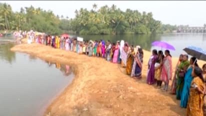 'ചാലക്കുടി പുഴ സംരക്ഷിക്കുക'; ആറിന് കുറുകെ മനുഷ്യമതിൽ തീര്ത്ത് പ്രതിഷേധം