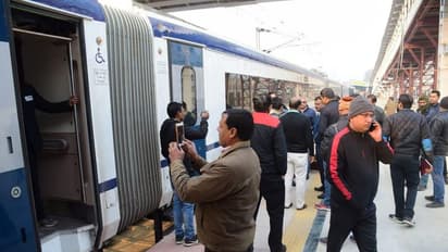 स्वदेशी हाई स्पीड ट्रेन-18 का हुआ ट्रायल, 6.53 घंटे में ही दिल्ली से पहुंची प्रयागराज