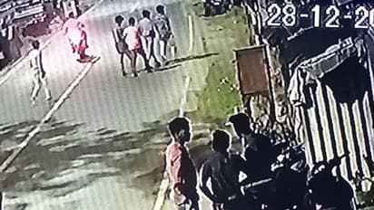 அதிமுக பிரமுகரை கொலை செய்ய முயற்சி... இன்வெட்டரால் உயிர் தப்பிய அதிசயம்...!