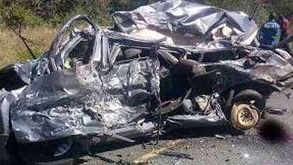 రెండు ట్రక్కుల మధ్య నలిగిపోయిన కారు.. 10 మంది దుర్మరణం