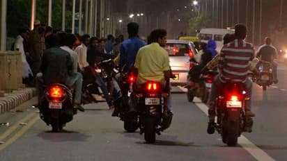 Chennai Bike Race: வீலிங் செய்து பைக் ரேஸில் ஈடுபட்டவர்களுக்கு சரியான ஆப்பு வைத்த போலீஸ்..!