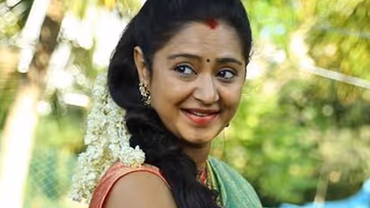 இதுவரை 28 பேர்! தயாரிப்பாளர் - இயக்குனரிடம் இருந்து தப்பித்து ஓடிவந்தேன்; நடிகை சார்மிளா பகீர்!