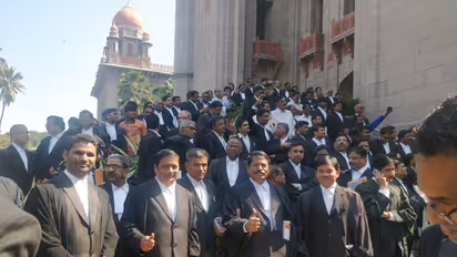 భావోద్వేగం: ఎపి లాయర్లకు టీ లాయర్ల వీడ్కోలు (ఫొటోలు)