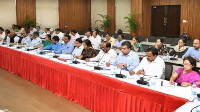 పుడ్ ప్రాసెసింగ్ పరిశ్రమ అభివృద్దిపై కేసీఆర్ సమీక్ష (ఫోటోలు)