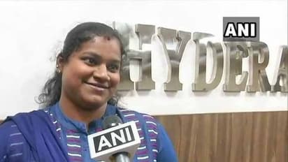 రోడ్డు మీద బిడ్డకు.. తన భార్యతో పాలు ఇప్పించిన కానిస్టేబుల్