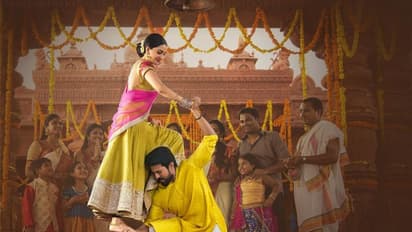 పిక్ వైరల్: చరణ్ భుజంపై హీరోయిన్ పాదాలు..!