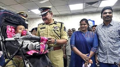 பசி தாங்காமல் துடித்த கைக்குழந்தைக்கு தாய்ப்பால் ஊட்டிய பெண் போலீஸ்... குவியும் பாராட்டு!