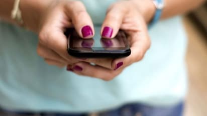 తండ్రి ప్రాణం తీసిన తోడి కోడళ్ల ఫోన్ గొడవ.. !