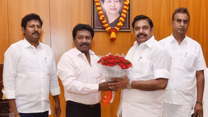 விசுவாசம் வேறு... அரசியல் வேறு... நான் எப்போதும் சசிகலா ஆதரவாளர்.. குட்டையை குழப்பும் கருணாஸ்..!