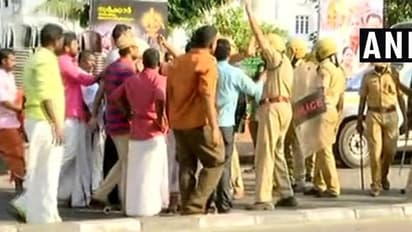 కేరళలో ఉద్రిక్తత.. ఎమ్మెల్యే, ఎంపీ ఇళ్లపై బాంబు దాడి