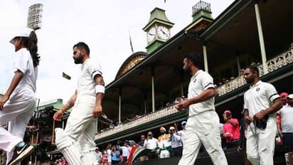 నల్లటి బ్యాడ్జీలతో గ్రౌండ్‌లోకి దిగిన ఆసీస్, భారత్ క్రికెటర్లు...ఎందుకంటే