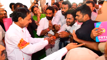 సీఎం కేసీఆర్ ను కలిసిన కరీంనగర్ జిల్లా నేతలు, అధికారులు( ఫోటో గ్యాలరీ)