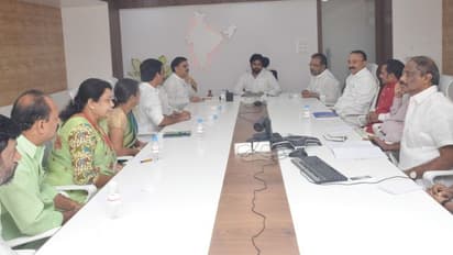 జనసేన నాయకులు, కార్యకర్తలతో పవన్ కళ్యాణ్ సమావేశం (ఫోటోలు)