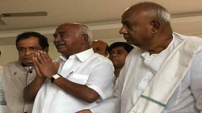 ನೀವೇ ಅಧ್ಯಕ್ಷರಾಗಿ ಮುಂದುವರಿಯಿರಿ: ಹಳ್ಳಿ ಹಕ್ಕಿ ತಲೆ ಸವರಿದ ದೇವೇಗೌಡ್ರು