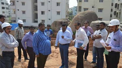 జీహెచ్ఎంసీ కమీషనర్ ఆకస్మిక తనిఖీలు: పారిశుధ్యంపై ఆగ్రహం