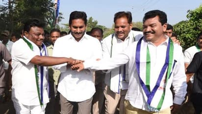 వైసిపిలో సీటు చిచ్చు: జగన్ పై మండిపడుతున్న ఓ వర్గం