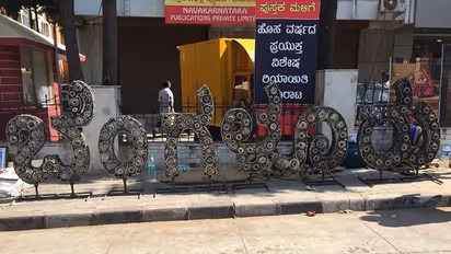 Gandhi themed Chitra Santhe wins people's hearts in Chitrakala Parishath