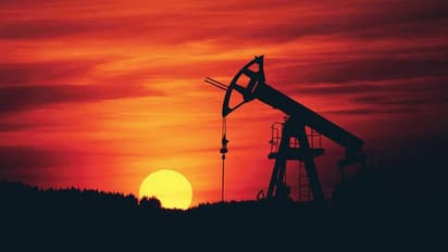 crude oil price: 2023ம் ஆண்டுக்குள் கச்சா எண்ணெய் விலை 45 டாலராகச் சரியும்: முதலீட்டாளர்கள் குழப்பம், பீதி