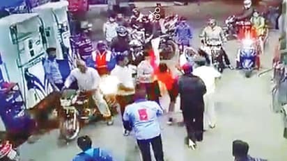 ಬೈಕ್ ಡಿಕ್ಕಿ ಪ್ರಶ್ನಿಸಿದ್ದಕ್ಕೆ ಮಹಿಳೆ ಹೊಟ್ಟೆಗೆ ಒದ್ದ! : ವಿಡಿಯೋ ವೈರಲ್