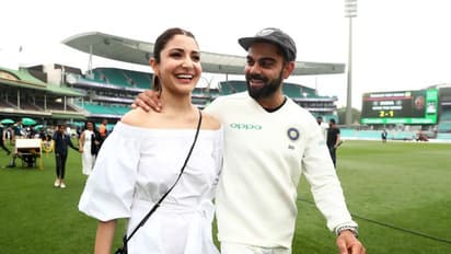 చారిత్రక విజయానందాన్ని భార్య అనుష్కతో పంచుకున్న కోహ్లీ...విక్టరీ వాక్ (వీడియో)