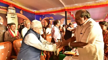 ಸಮ್ಮೇಳನದಿಂದ ರಾಜಕಾರಣಿಗಳನ್ನು ದೂರವಿಡಿ!