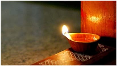 தீபம் ஏற்றும் போது இது வரை நீங்கள் செய்து வந்த "இந்த தவறை" செய்யாதீங்க..!