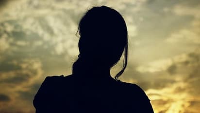 వివాహేతర సంబంధం.. భర్త ఇంటి ముందు భార్య ధర్నా