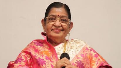 பின்னணி பாடகி பி.சுசீலாவுக்கு வீட்டுக்கே சென்று விருது வழங்கி கெளரவம்..!