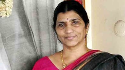 అందుకే చెప్పులు పడ్డాయి: బాబుపై లక్ష్మీపార్వతి వ్యాఖ్యలు