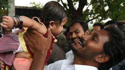 జగన్ ప్రజా సంకల్ప యాత్రలో అరుదైన దృశ్యాలు ఇవీ..