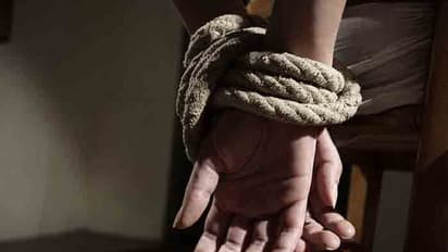 వ్యాపారిని కిడ్నాప్ చేసి కొట్టుకొంటూ నగరమంతా తిప్పారు