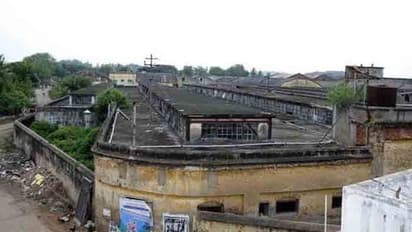 నెల్లిమర్ల జ్యూట్మిల్ల్ లాకౌట్.. రోడ్డునపడ్డ వేలాది కార్మికులు