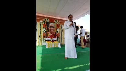 తన అత్తగారి దశదిన కర్మకార్యక్రమాల్లో పాల్గొన్న ఉపరాష్ట్రపతి వెంకయ్యనాయుడు (ఫొటోస్)