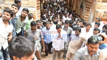 కాలినడకన అలిపిరి నుండి తిరుమలకు బయల్దేరిన జగన్ (ఫోటోలు)