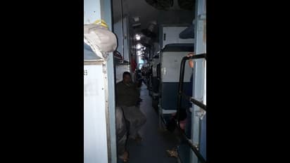 बिहार सीमा में पहुंची ट्रेन में नकाबपोश लुटेरों ने की 30 लाख की लूट