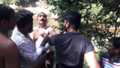 രക്ഷപ്പെടാന് പ്രതി ആറ്റില് ചാടി; പിന്നാലെ ചാടി നീന്തി പിടികൂടിയ എസ് ഐക്ക് കൈയ്യടി