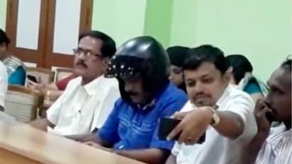 കൗണ്സില് യോഗത്തില് സ്ഥിരം കയ്യാങ്കളി; അടി പേടിച്ച് ഹെല്മറ്റ് ധരിച്ച് എല്ഡിഎഫ് കൗണ്സിലര്