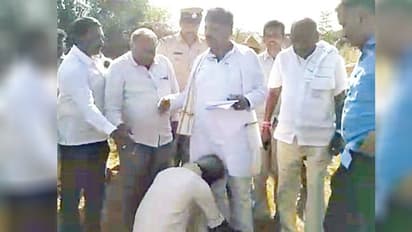 ಬೆಳೆ ಪರಿಹಾರಕ್ಕಾಗಿ ಡಿಕೆಶಿ ಕಾಲಿಗೆ ಬಿದ್ದ ರೈತ!