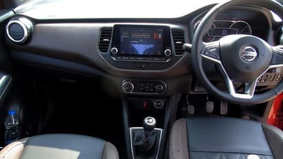 പിന്നില് പ്രത്യേക ഉപകരണം ഘടിപ്പിച്ച് ഒരു കാര്, കാരണം ഇതാണ്!