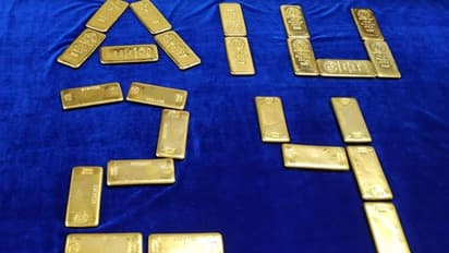 சென்னை விமான நிலையத்தில் பரபரப்பு... உள்ளாடையில் கடத்திய 8 கோடி மதிப்பிலான தங்கம்..!