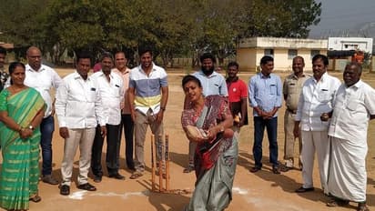 వైసీపీ ఎమ్మెల్యే రోజా చితక్కొట్టారు