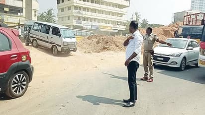 ಟ್ರಾಫಿಕ್ ಪೊಲೀಸ್ ಆದ ಸಚಿವ ಖಾದರ್!: ಪೊಲೀಸರ ಜತೆಗೂಡಿ ಟ್ರಾಫಿಕ್ ಕ್ಲಿಯರ್!